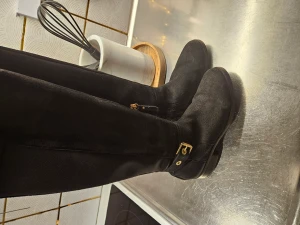 Stövlar  - Använda två ggr och sen bara stått och samlat damm. Nypris 2000 så passa på nu när dem är billig😊