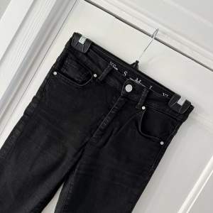 Svarta tajta jeans från bikbok i petite modell. Fint skick! 