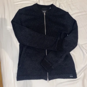 Stickad tröja - Tjena! Säljer nu min riktigt snygga och sköna stickade zip tröja/kofta från Only&Sons. Väldigt sparsamt använt och i helt nyskick, endast använd 2-3 gånger och skicket är 10/10 då jag är första ägaren! Tveka inte på att fråga om något!!