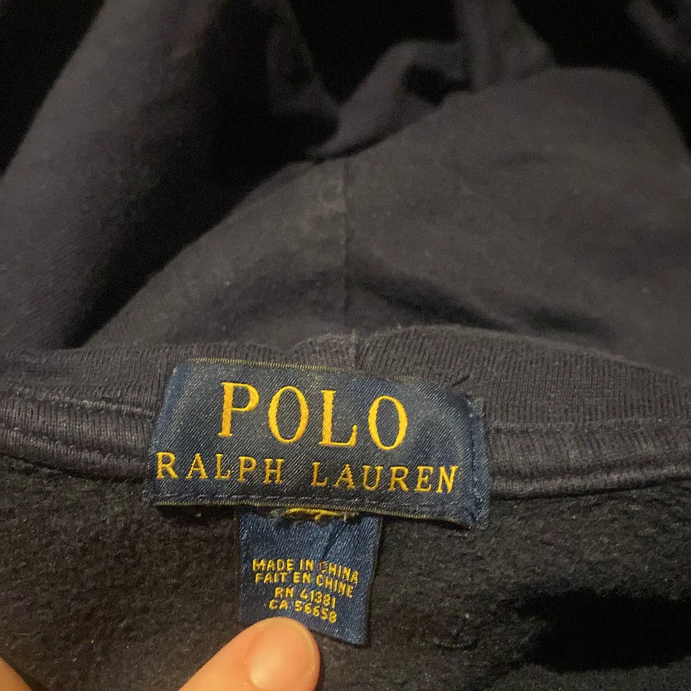 En oanvänd zip tröja från Ralph lauren, köpt begagnat men är i nyskick!🩷🩷. Hoodies.