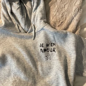 Populära hoodie  - Använt 2 gånger. Köpt för 250