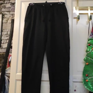 Svarta mjukis - Enkla helt svarta mjukis, väl använda men i bra skick.