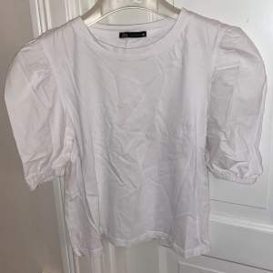 En vit tröja med puffärm från Zara i storlek S. Den är i bra skick och använd ca 2 gånger!