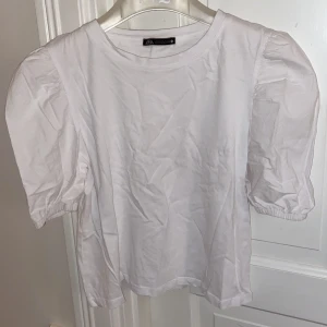 En vit tröja med puffärm  - En vit tröja med puffärm från Zara i storlek S. Den är i bra skick och använd ca 2 gånger!