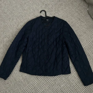 Mörkblå uniqlo jacka - Världens finaste mörkblå uniqlo jacka som tyvärr inte kommer till användning längre. Köpt våren 2023 och inga defekter😍 Köpt för 800 kr, säljer för 400! Strl S! 