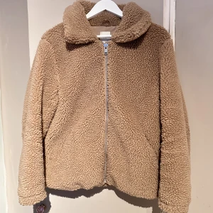 Pilejacka  - Säljer min mysiga Teddyjacka ifrån H&M då jag inte använder den längre. Den är i fint skick och inga täcken på slitage🤎jätte poppis med teddyjackor nu så denna behöver ett nytt hem 🥰