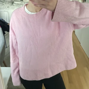 Stickad tröja  - Stickad tröja från other stories i rosa🤍knappt använd, passar S och M