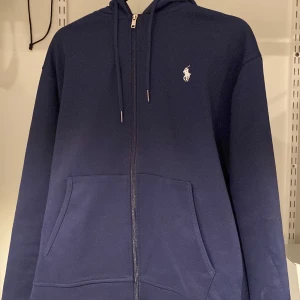 Ralph lauren hoodie - Säljer en blå ralph lauren hoodie. Hoodien är i nyskick och använd 2 gånger passar m/l