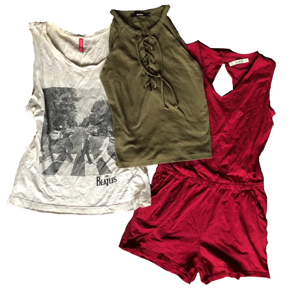 Bundle med två toppar och en romper/ ’play suit’. Beatles linne från HM, grön crop top från Bik Bok och romper från ’Lemon’ (?) PS: skriv till mig om du vill ha bara en eller ett par av kläderna i en bundle!. Yläosat.
