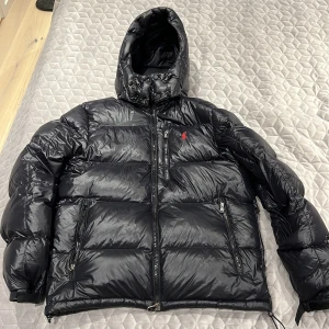 Polo jacka  - Hej! Säljer min vinter Ralph Lauren jacka vilket är en riktigt poppis jacka inför vintern. Har en repa vid höger armen pga de vassa zipsen jackan har och en repa innuti luvan. Har bildar om man är intresserad. Hör gärna av er om ni har några frågor!