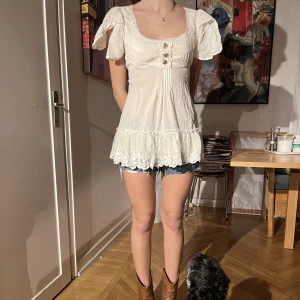 Vit blus  - Super fin vintage blus. Bra skick och knappt använd. Modellen är 163 