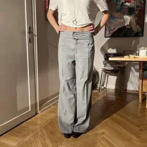 Kostymbyxor  - As coola kostym byxor, lågmidjade med en lös passform. Bra tjockt material, sydda själv. 