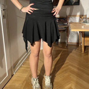 Svart asymmetrisk kjol  - Bra skick utan defekter Skriv för fler bilder 