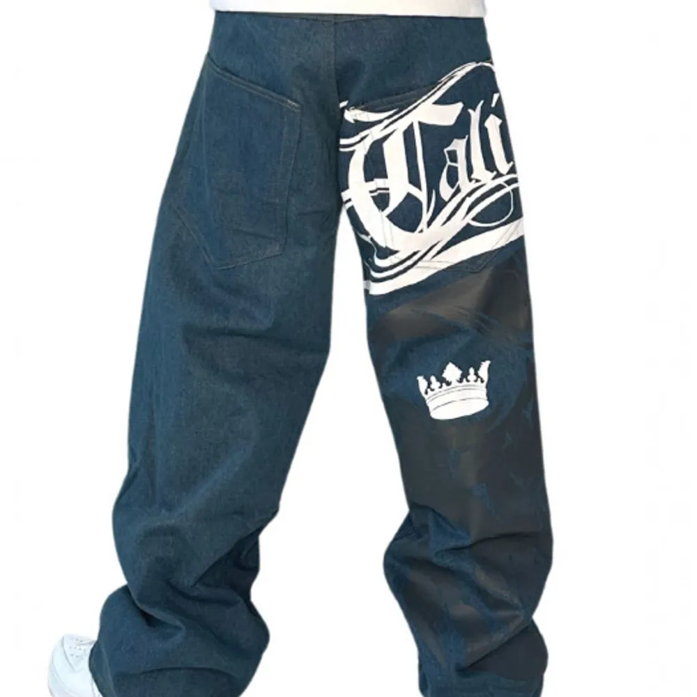 Asfeta baggy jeans från BSAT med asfett Cali King tryck. det syns inte på bilderna men sitter en påsydd liten krona på höger fickan också. har inte använd dom mycket alls, skick 9/10. Priset kan diskuteras.. Jeans & Byxor.