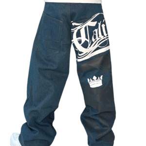 Asfeta baggy jeans från BSAT med asfett Cali King tryck. det syns inte på bilderna men sitter en påsydd liten krona på höger fickan också. har inte använd dom mycket alls, skick 9/10. Priset kan diskuteras.