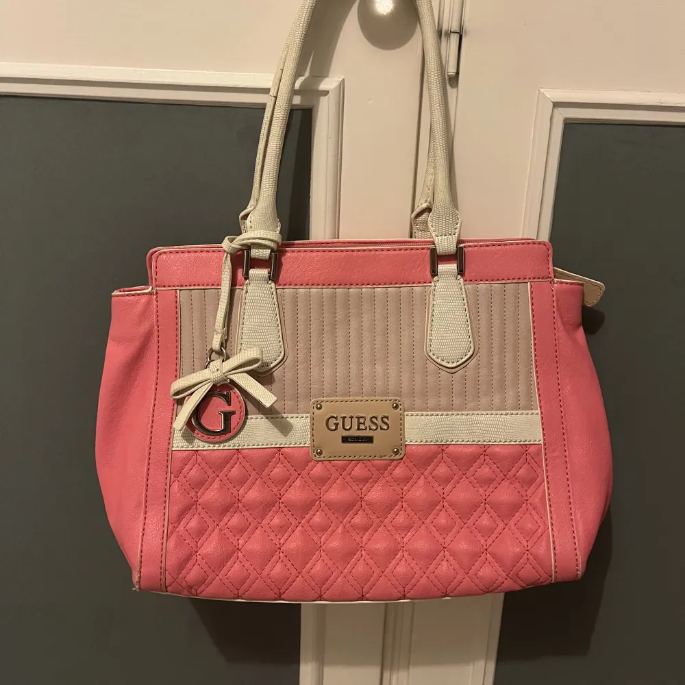 Superfin rosa vintage väska ifrån guess som är i bra skick, köpt secondhand för 500🫶🏻. Väskor.