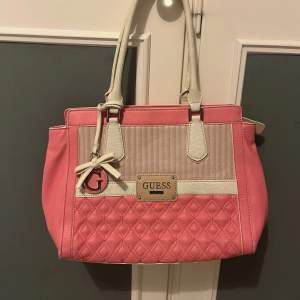 Superfin rosa vintage väska ifrån guess som är i bra skick, köpt secondhand för 500🫶🏻