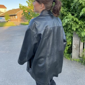 Vintage skinnjacka - Står ej storlek men skulle säga L/XL, men passar en M för oversized fit. Skriv för fler bilder
