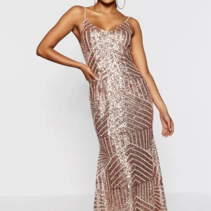 Klänning  - Säljer denna fin glittrig lång klänning använd en gång i fint skick den är i storlek 40 men passar även 38.  Finns i Flen men kan fraktas eller tas med till Katrineholm, Eskilstuna 