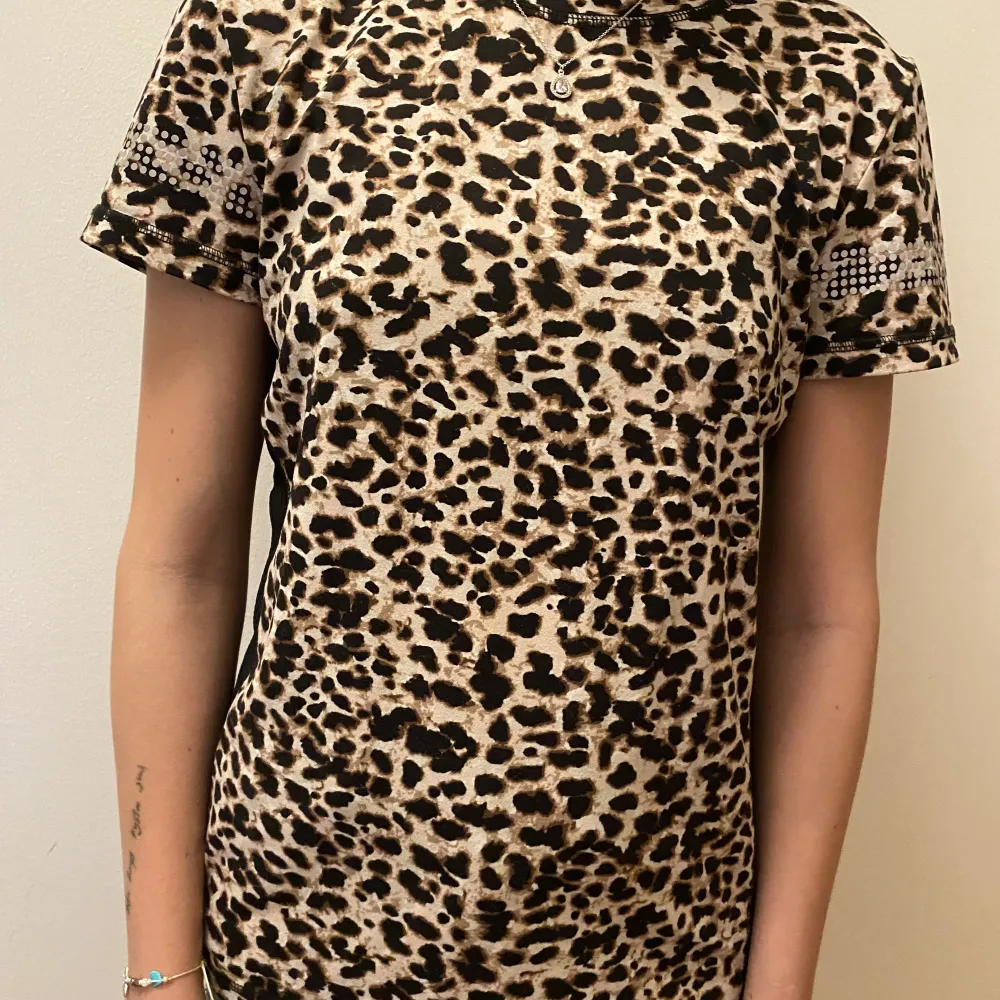 Leopardmönstrad tränings tröja St 170 Lindex så gott som ny. T-shirts.