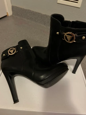 Guess stövletter  - Svarta mycket snygga guess stövletter. Passar bra både till fest och vardag. Har använts 1 gång. 