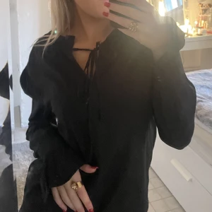 Blus  - Söt blus med knytning som passar till alla tillfällen o är jättefin