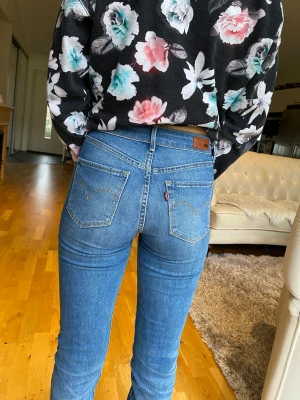 Levis jeans stl. S - Snygga Levis jeans. Använda lite. Ursnygga! Fräcka! Rekommenderar! Bra kvalite. Säljer pga stor garderobrensning. Kika gärna på min andra annonser, säljer mycket. Samfraktar gärna:)