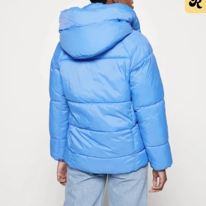 Blå dunjacka - Blå dunjacka från only. Köpte inför denna vintern men insåg att den var lite för liten. Helt i ny skick. 