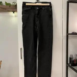 Säljer ett par mörkgråa jeans köpta från NA-KD i storlek 38. De är raka i modellen. Passar mig tyvärr inte så därför säljer jag dem. 