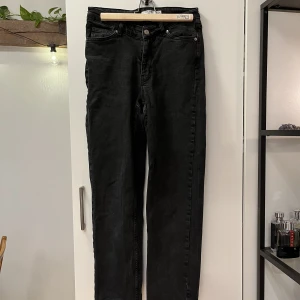 Mörkgråa jeans - Säljer ett par mörkgråa jeans köpta från NA-KD i storlek 38. De är raka i modellen. Passar mig tyvärr inte så därför säljer jag dem. 