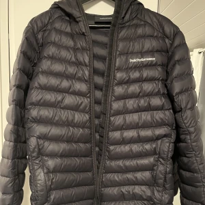Peak Performance M frost down hood jacket - Peak Performance jacka i storlek M. Skick 8/10, ett par lagningar på luvan som knappt syns, annars inga problem.  Hör av er vid funderingar. 