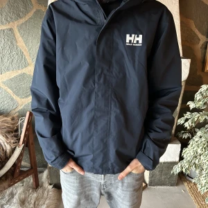 Regnjacka Helly Hansen - Säljer min Helly Hansen jacka i färgen blå, i storlek M. Jackan är i mycket bra skick och mycket tålig. Säljer pga. Jag inte har något behov  av den. Priset kan diskuteras vid snabb affär. 🙂