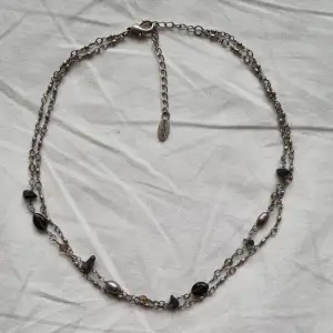 Litet gulligt halsband med lite kristaller och pärlor. Justerbar men som mest 53cm i omkrets
