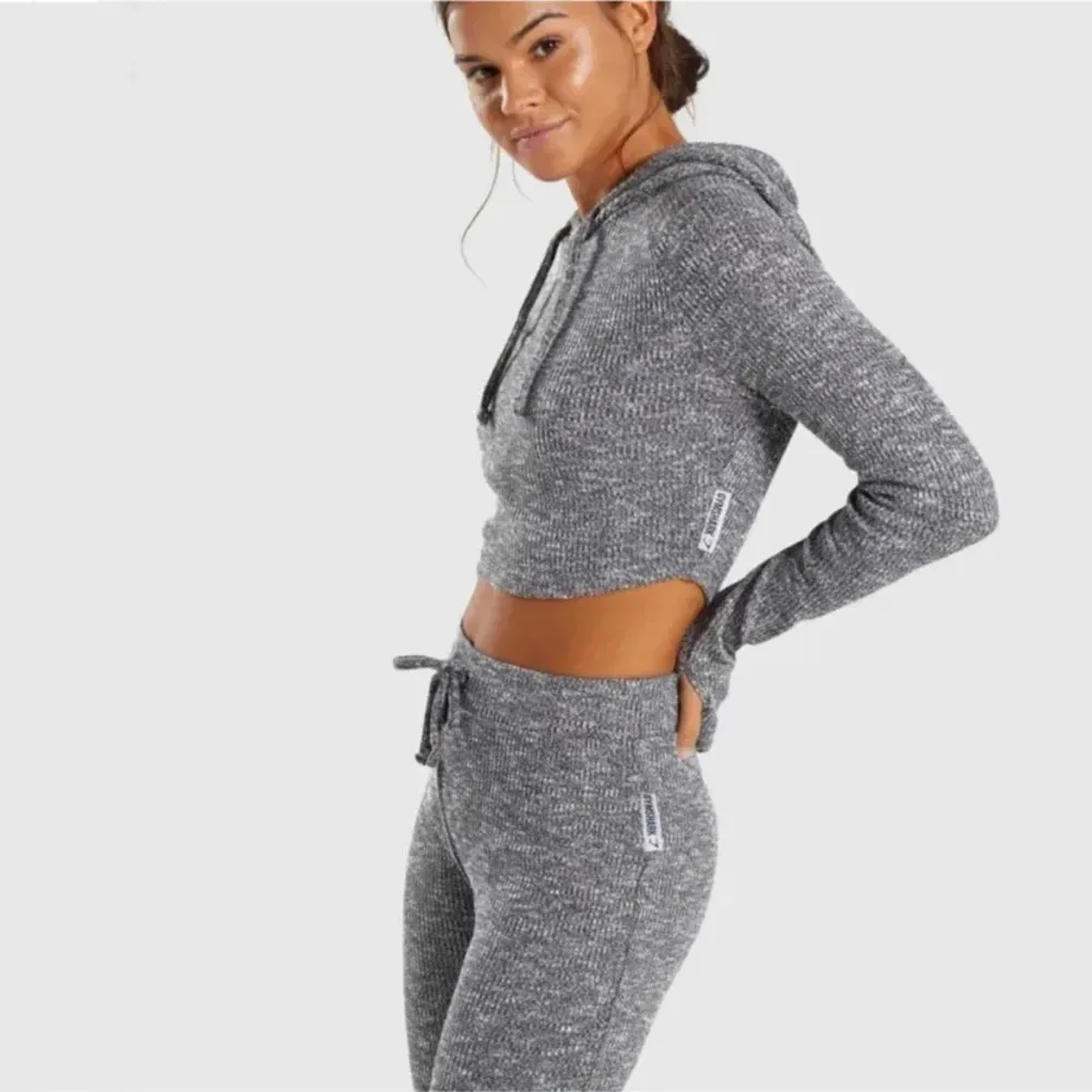 Gymshark Slounge Cropped Hoodie - Charcoal i strl XS. Gymshark Slounge Leggings - Charcoal Marl i strl XS. Använda fåtal gånger, toppen skick! Skriv till mig för fler bilder. Säljes tillsammans för 350 kr.. Hoodies.