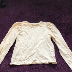 Gul tröja - Supersöt ljusgul tröja med okänt märke! Puffärmar och jättefin, men lappen där bak har åkt bort, säljs drf billigt 🩷🩷🩵ganska liten i strl och kort i ärmarna, pris diskuterbart 💜kan definitivt stryka innan! 