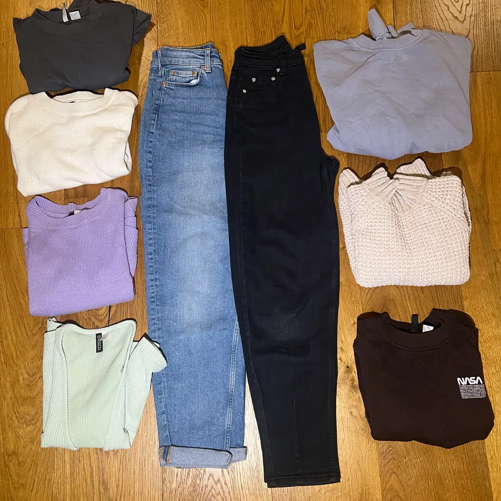 Ett jättestort klädpaket från HM! Innehåller 2 jeans, 6 tröjor och en kofta. Bra skick. Ålder är kläder mellan 10-14, vissa plagg passar ännu yngre. !pris kan diskuteras!. Tröjor & Koftor.