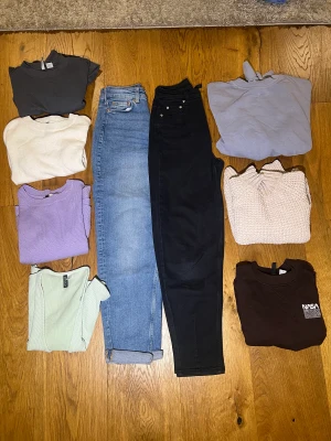 !Stort! Klädpaket H&M - Ett jättestort klädpaket från HM! Innehåller 2 jeans, 6 tröjor och en kofta. Bra skick. Ålder är kläder mellan 10-14, vissa plagg passar ännu yngre. !pris kan diskuteras!