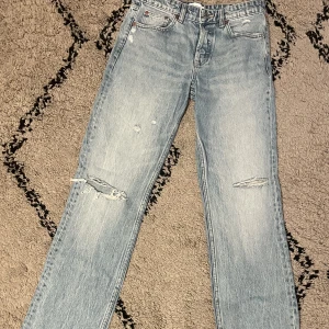 Lågmidjade jeans  - Säljer ett par jeans från zara i storlek 36. Bra skick. Kontakta vid frågor💕