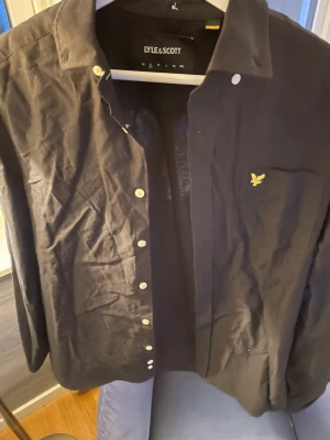 Lyle and scott - Lyle and scott skjorta svart. Nypris runt 600 kr. Knappt använd 