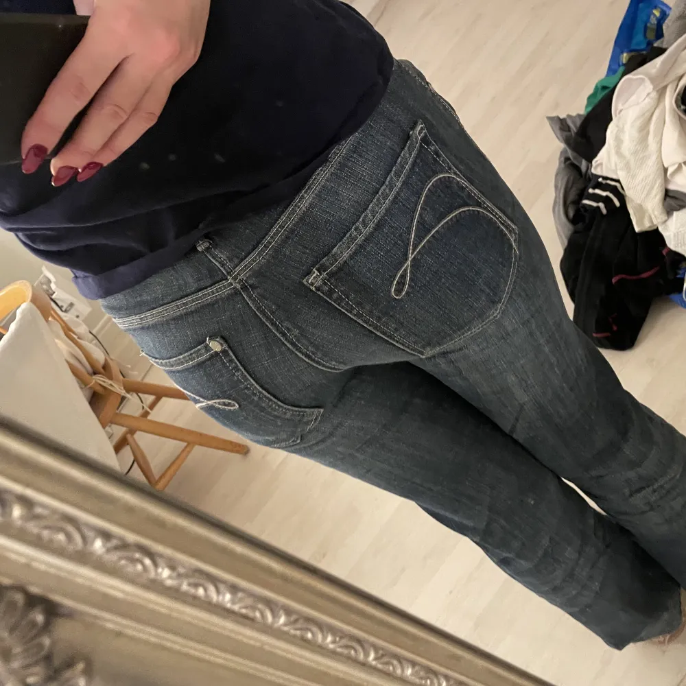 Så fina midwaist jeans som inte kommer till användning, avklippta längst ner. Jeans & Byxor.
