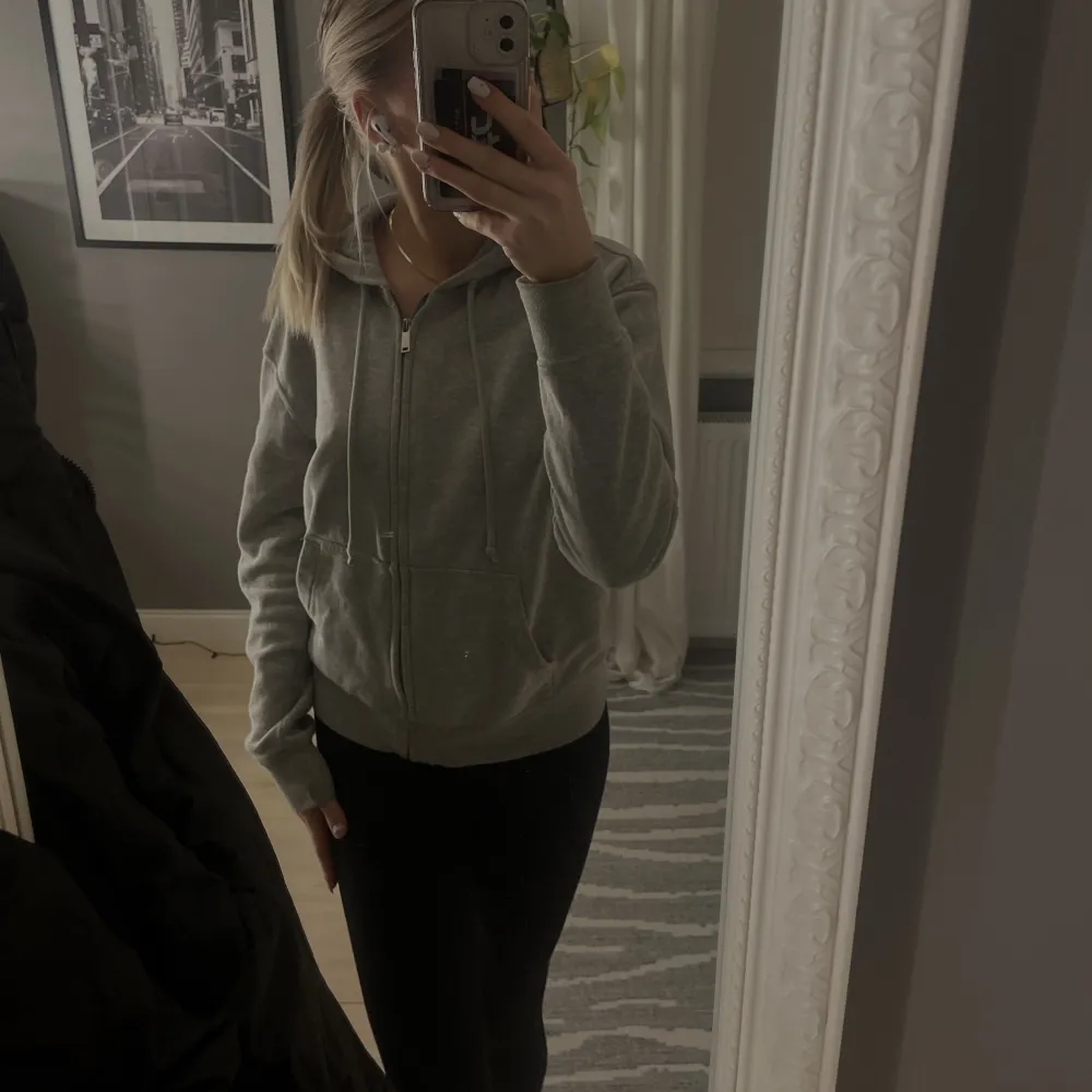 Säljer denna basic oversized hoodie ifrån h&m🤍 Knappt använd och har inga defekter, skriv om ni har frågor🤍. Hoodies.