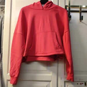 Rosa croppad hoodie - Enkel rosa croppad hoodie, väldigt skön och i bra skick.