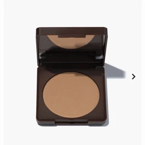 Caia bronzer - Säljer denna bronzer, den är endast testad med en ren borste. Den är alltså i väldigt bra skick🥰 den är väldigt pigmenterad och jag älskar den, men ja säljer på grund av att de är i fel underton för mig. Det är färgen tuscany. Hör av dig vid frågor ❤️