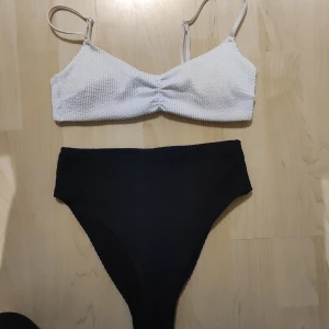 Mix matched bikini - Enkel bekväm bikini, trosorna är high waisted. Överdelen är storlek 36 och trosorna är storlek 34.