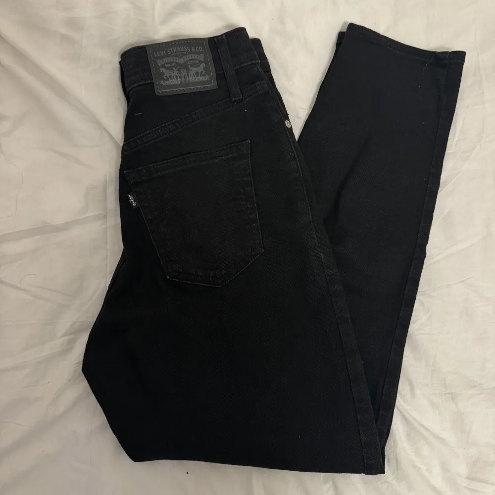 Storlek : 25x27. High wasited Taper jeans.  Aldrig använt, endast testat. Sen har dem bara legat i garderoben.   Pris kan diskuteras vid snabb affär. . Jeans & Byxor.