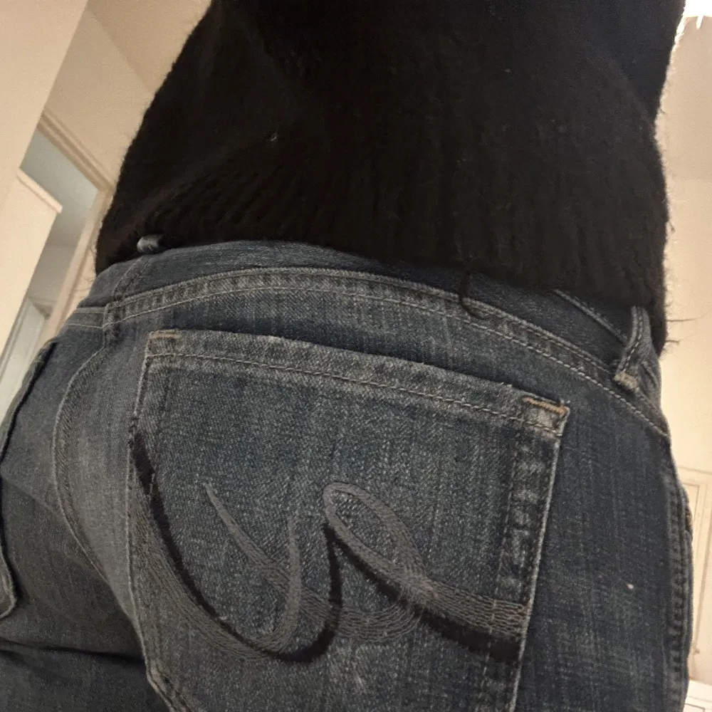 Super fina lågmidjade bootcut jeans!! Passar mig som brukar ha storlek 34-36, är runt 160/165 cm lång❣️ ca 75cm Innerbenslängd och ca 39cm rakt över midjan, använd gärna ”köp nu”!!!. Jeans & Byxor.