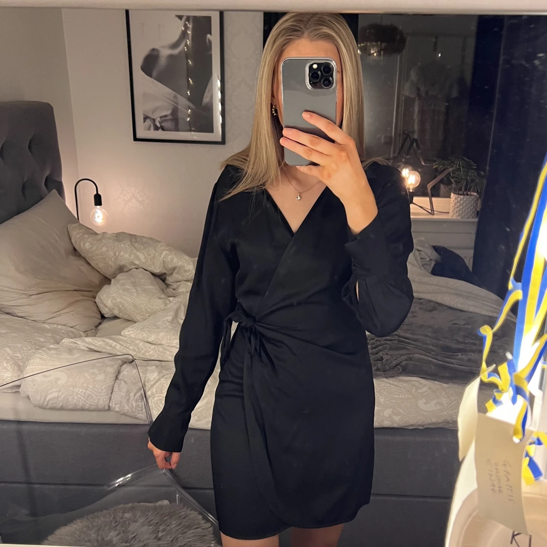 Svart satinklänning