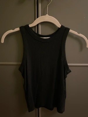 Brottar linne - Ett svart ribbat brottar linne. Använt ett fåtal gånger och i fint skick. Köpt för ca 150:-. Pris kan diskuteras. 💕