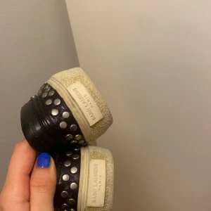 Yves Saint Laurent Slipons Skor - Saint Laurent slip ons i skinn och ”nitar”. Jätte coola och sköna. Köpta på vestiare collective. Storlek 38.