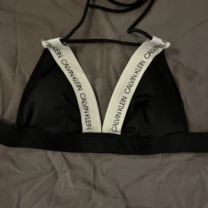bikini - bikini överdel ifrån calvin klein använda endast 1 gång, storlek S.